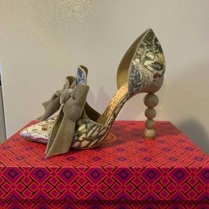 NWT Tory Burch Clara Floral Pumps